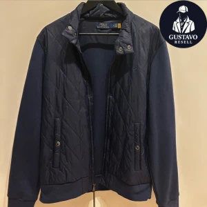 Ralph Lauren cardigan - Tja. Säljer denna Ralph Lauren cardigan i storlek M. Nypris runt 3200 kr. Fint skick utan några defekter. Tveka inte på att ställa frågor! ☺️