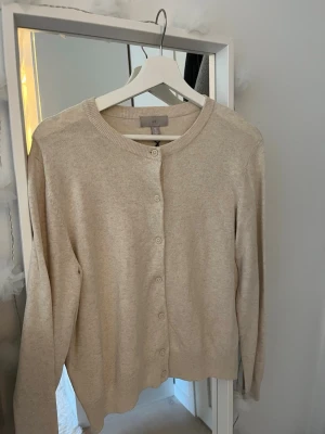 Beige kofta  - Super söt kofta från hm. Långa armband med knappar. Säljer pga av fel storlek❤️