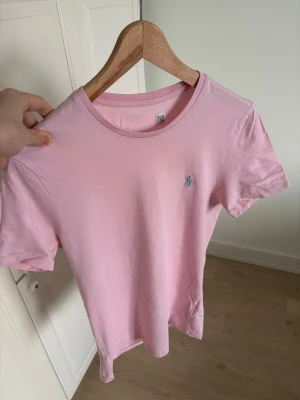 Rosa t-shirt från Polo Ralph Lauren - Storlek s men passar xs mer.