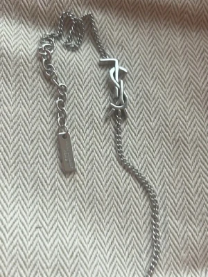YSL armband i silver - Ett silverrent ysl armband i silver som är äkta men förpackning saknas eftersom den är från min mormor.💞