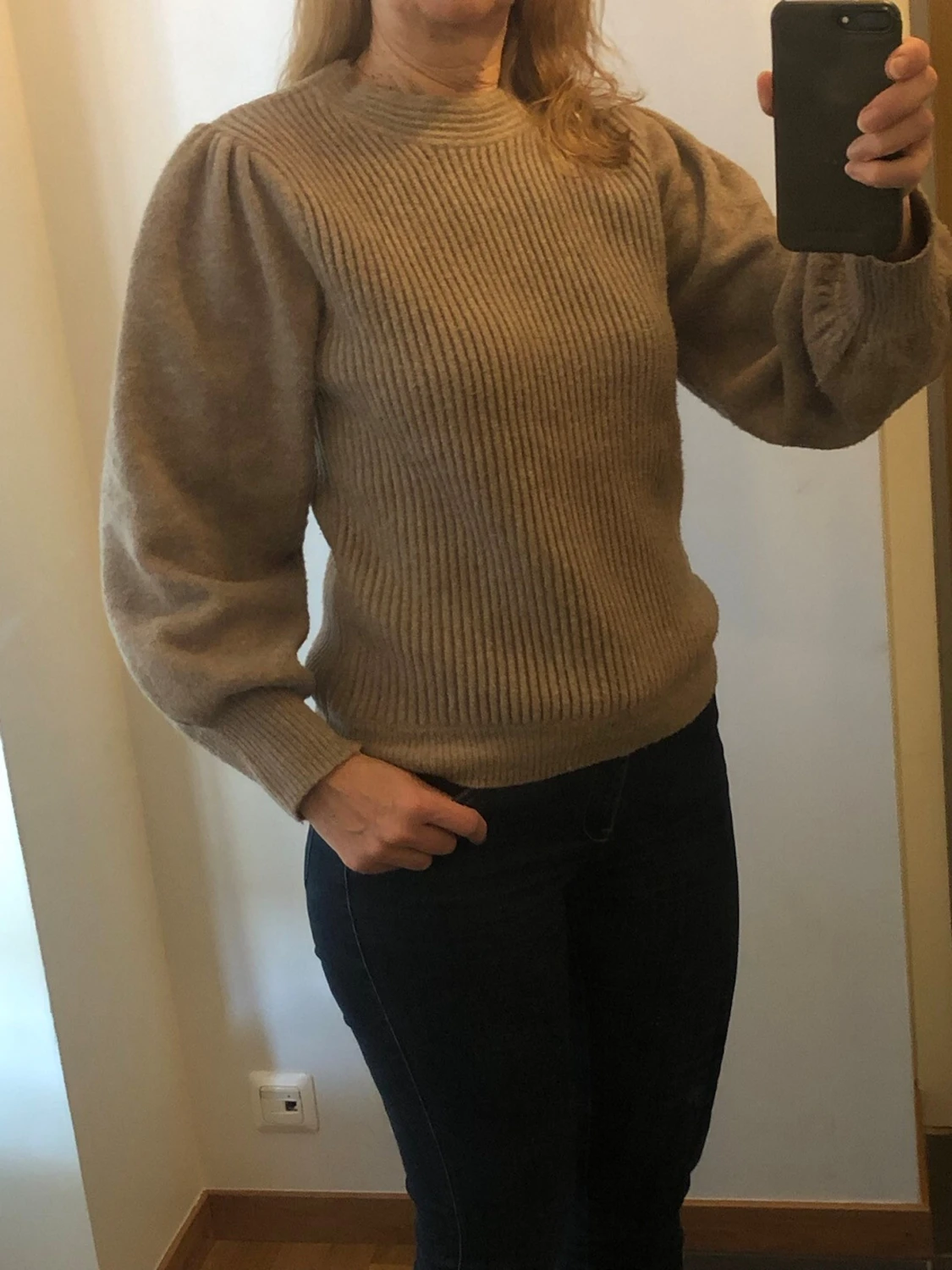 Beige stickad tröja med puffärm