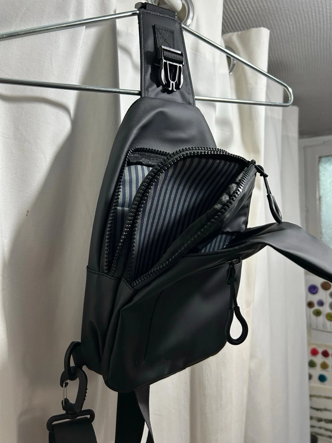 Svart crossbody axelväska i syntet - 4