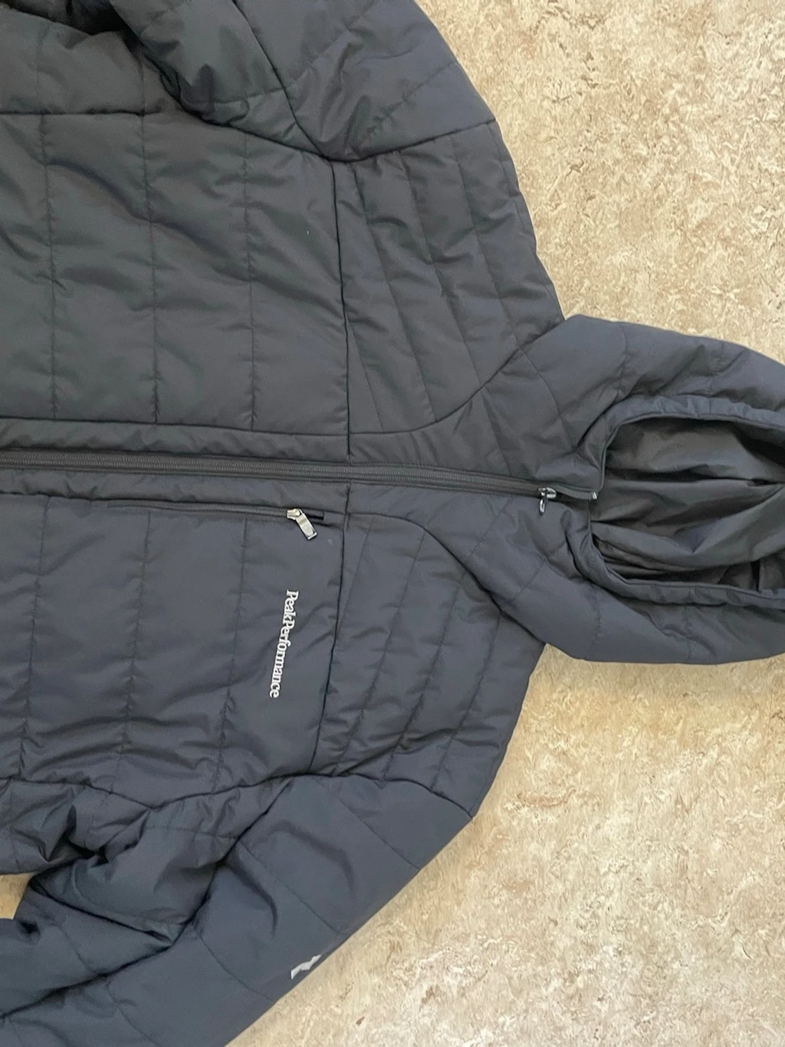Svart pufferjacka från Peak Performance - 3