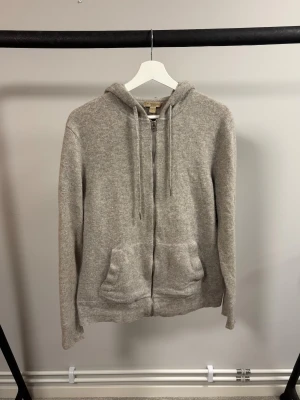 Burberry Kashmir Hoodie - Burberry Hoodie | Skick 7/10 okej! | Lagning armbågar (bild 3) | missfärgning krage (bild 4) | Storlek L passar M | Nypris ca 12000kr | Mitt pris 999kr! | Postas eller möts upp i Gävle! 