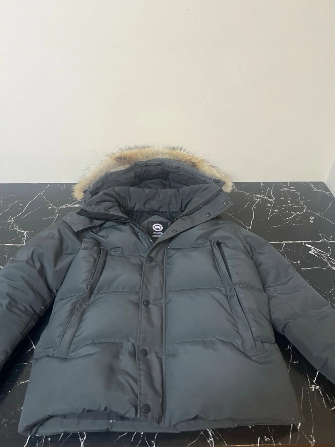 Mörkgrå pufferjacka från Canada Goose