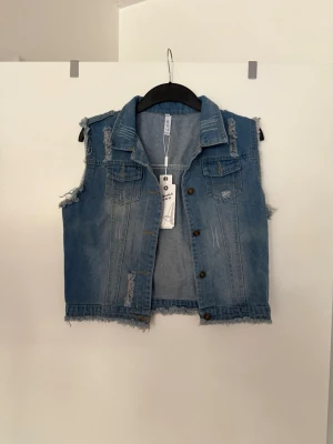 Jeansväst - Vet ej storlek men den är som en S / M. Aldrig använd. 