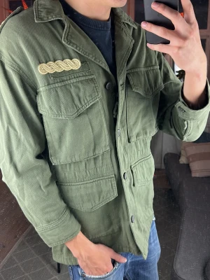 Overshirt olivgrön  - Unik och väldigt snygg perfekt att kombinera med en hoodie. Mycket bra skick, skriv vid fundering! Mått: A:40 B:51 C:52 D:69 (cm) 😊🙌