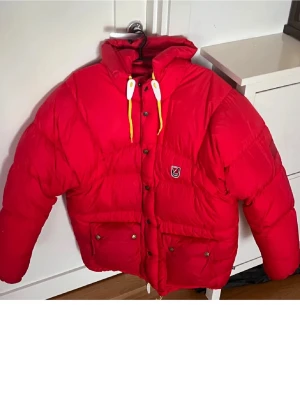 fjällräven jacka - Röd fjällräven jacka i storlek S men passar M. Lagningn finns på höger sida samt så finns det 1 litet hål (fråga privat om bild) priset är därav sänkt 