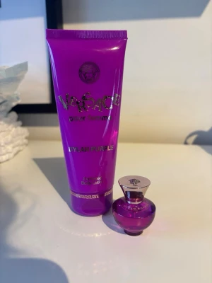 Versace Dylan Purple set - Versace Dylan Purple pour femme, inkluderar en parfym och en matchande body lotion. Perfekt för dig som vill ha en lyxig och trendig känsla i vardagen. Snygg lila design som sticker ut i badrumshyllan. 