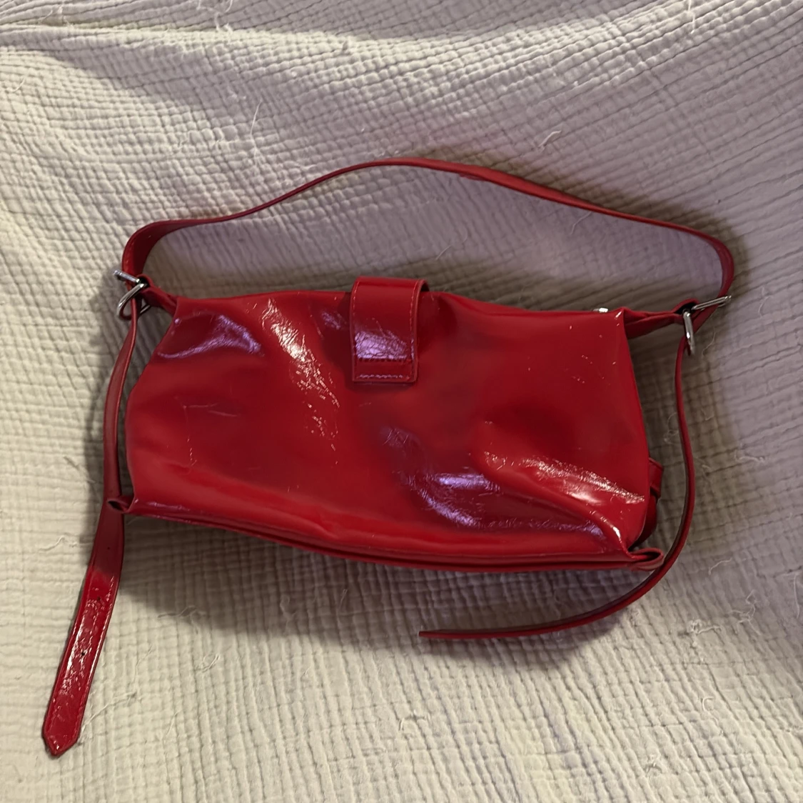 Röd axelväska med metallspännen - 2