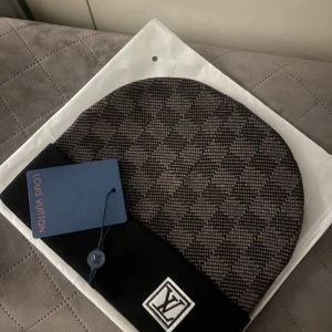 Mössa från exlusivt märke  - Helt ny, aldrig använd. Kommer med alla tillbehör