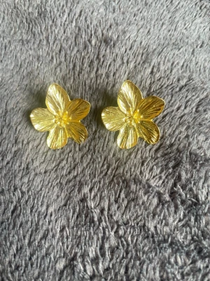 Guldfärgad blom örhängen🫶🏻 - Jättefina!🤍