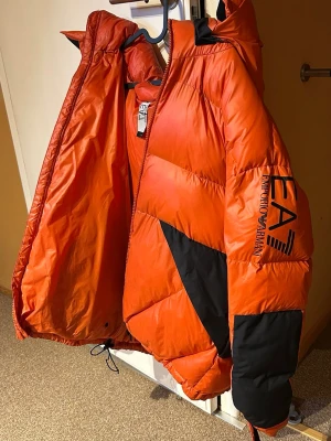 Emporio Armani Winter Jacket - använd fåtal gånger, fortfarande i super bra skick. (lappen med storleken har gått av men det är i storlek M)
