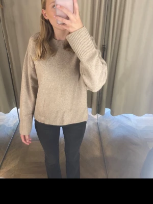 Beige stickad tröja från & Other Stories - Säljer en beige stickad tröja från & Other Stories. Skriv ifall ni har frågor!💕