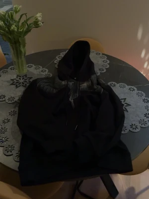 Marcelo burlon hoodie  - Säljer en riktigt fet Marcelo burlon hoodie i Storlek M, Den är i riktigt fint skick och har endast kommit till användning ett fåtal gånger! Skriv vid någon fråga