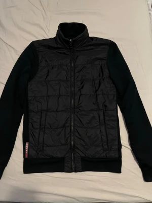 Prada Cardigan - Säljer nu denna riktigt snygga Prada Cardigan, väldigt sällsynt från 2015. skick 9-9.5/10. Den är storlek M men sitter som en M/S. Självklart äkta✅ Vid fler frågor och funderingar så är det bara att fråga🙌