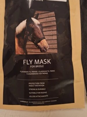 Svart flughuva till häst från Horse Guard - Säljer en svart flughuva från Horse Guard som skyddar hästen mot insekter. Huvan är tillverkad i ett lätt och slitstarkt syntetmaterial med kardborreknäppning för enkel användning. Passar perfekt till ridning och har mesh-tyg för bra ventilation.