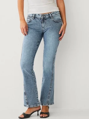 Bootcut ljusblå jeans  - Snygga bootcut jeans i ljusblå tvätt med klassisk femficksdesign och broderade detaljer på bakfickorna. Skriv för egna bilder/frågor eller intresse!🩷