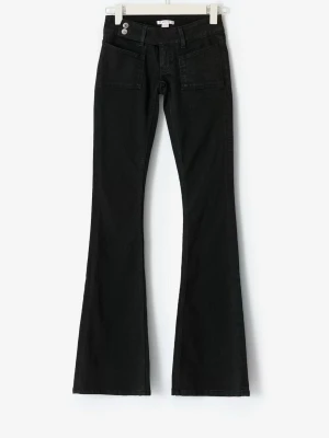 Bootcut jeans från Gina - Svarta jeans med bootcut-snitt och snygga paljetter på bakfickan i ett broderat mönster. De är lite slitna där nere. Helt slutsåld på hemsidan!! 💗🥂