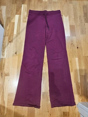 Vinröda mjukisbyxor  - Ett par vinröda mjukisbyxor i storlek XS från lager 157. Raka lågmidjade jättefina knappt använda. Finns marinblå upplagda i min profil med