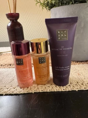 Rituals bodyolja och body cream - Säljer två lyxiga bodyoljor och en rik body cream från Rituals. En olja är rosa med lila lock, den andra är gyllene med guldlock och båda har skimmer. Krämen kommer i en mörklila tub. Perfekt för att ge huden extra glow och mjukhet.