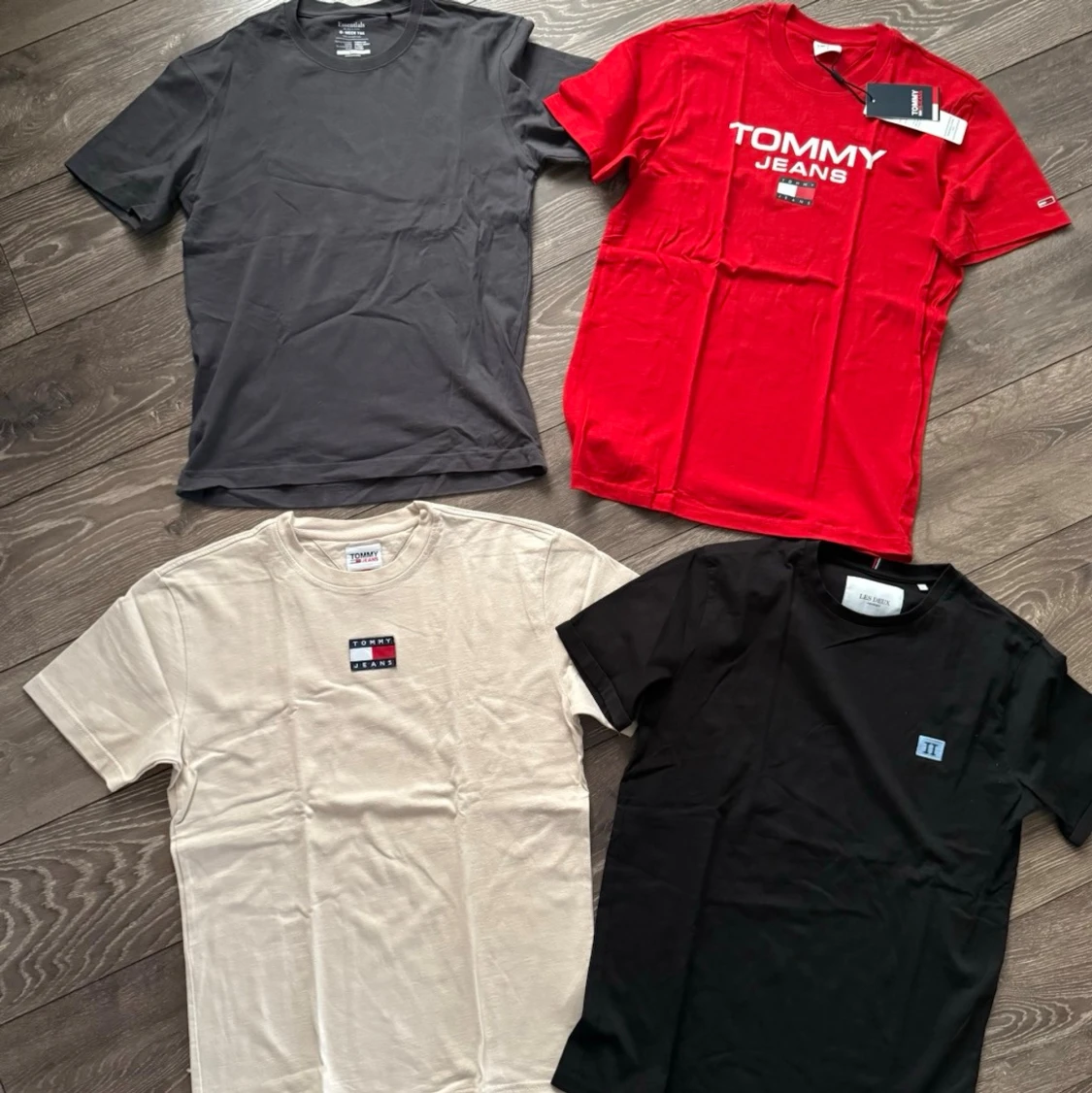 Fyra snygga t-shirts från Tommy Jeans & Les Deux