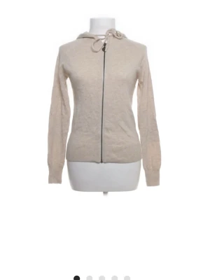 Soft goat liknande zip  - Samma passform som soft goat tröjorna. Köpt på Sellpy för 200 men säljer vidare.  Hör av er om ni undrar något! Lite nopprig