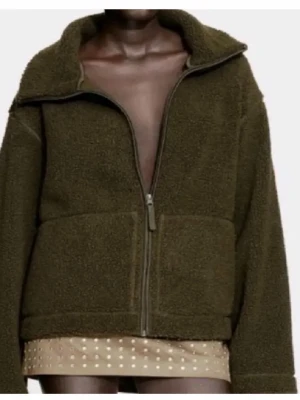 Olivgrön teddyjacka med dragkedja - Jättefin Teddy jacka från hm, inte mycket använd. Skriv för fler bilder!!💞