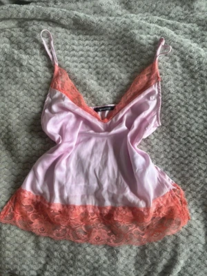 Snyggt linne  - Jättefint linne från Gina tricot storlek xs. Det finns slits på sidan💘💘 