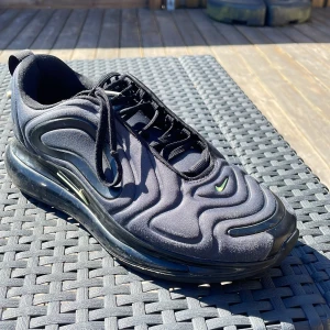 Nike 720 grå - Hej jag säljer mina Nike 720 färgen grå som är köpta för cirka 2000 kr. Har knappt använd dom alltså väldigt bra skick. Väldigt fina. Ifall du är intresserad så hör av dig bara😁