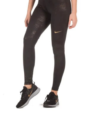 Nike Pro svarta leggings med guldtryck - Nike Pro leggings i svart med guldigt Nike-logga och text på midjan. Materialet är syntet och har perforerade detaljer för extra ventilation. Tight passform och hög midja, perfekt för träning. Säljer då jag fick dubbletter i julklapp.
