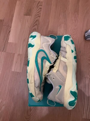 Nike Giannis sneakers i gul och grön - Säljer ett par Nike Giannis immortality 3 använda lätt och har inga skador. Storlek 42 och presterar sjukt bra. Kommer också med box.