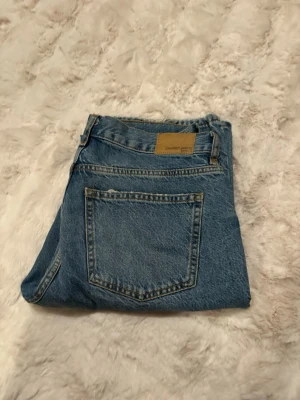 Perfekt blå jeans med rak passform - Snygga klassiska blå jeans från Perfect Jeans med rak passform och fem fickor. Jeansen har en enkel design med ljusblå tvätt och bruna detaljer på bakfickan. Perfekt för dig som gillar tidlös stil och vill ha ett par jeans som funkar till allt.