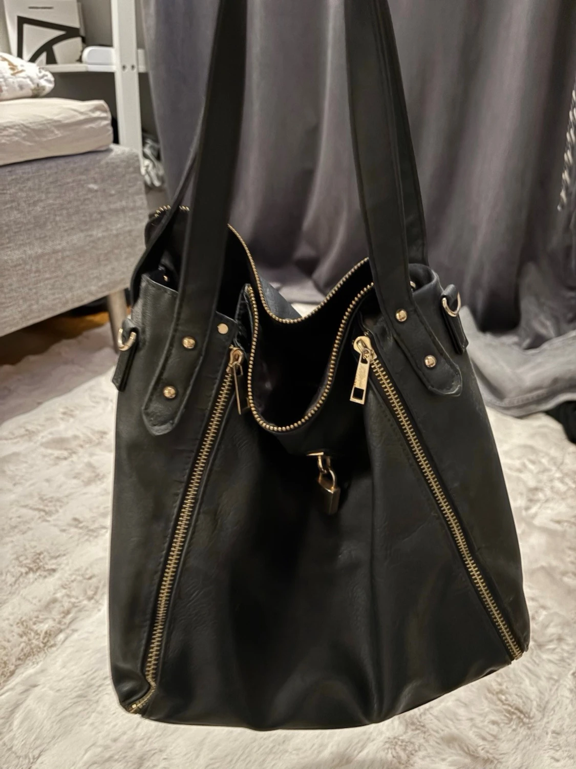 Svart axelväska med gulddetaljer - 1