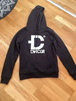 DirtCült hoodie - Svart dirtcült hoodie som inte kommer till användning. Mycket bra skick. S sitter som XS