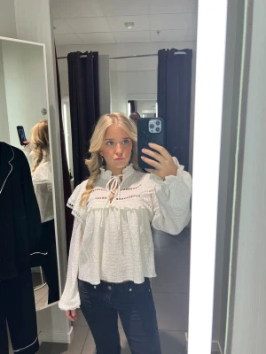 Vit blus - Ifrån hm! Andvänd 2 gånger 