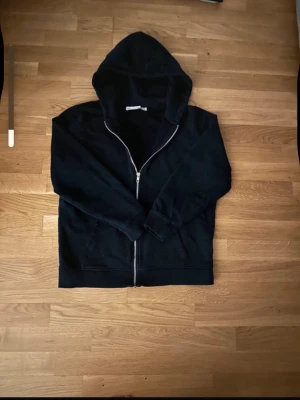 Mörkblå hoodie från lager stolek 160 - Hej säljer en jätte fin hoodie för endast 100kr perfekt jätte fin kommer med jätte bra skick! Andvänd 1-2 gånger perfekt! 