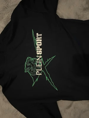 Plein sport hoodie - Säljer nu en plein sport hoodie då den tyvär var för stor. Nypris ca 3500. Strl S men sitter som nästan som en M. Skicka om du har några frågor. Den är förövrigt helt ny och använd 1 gång