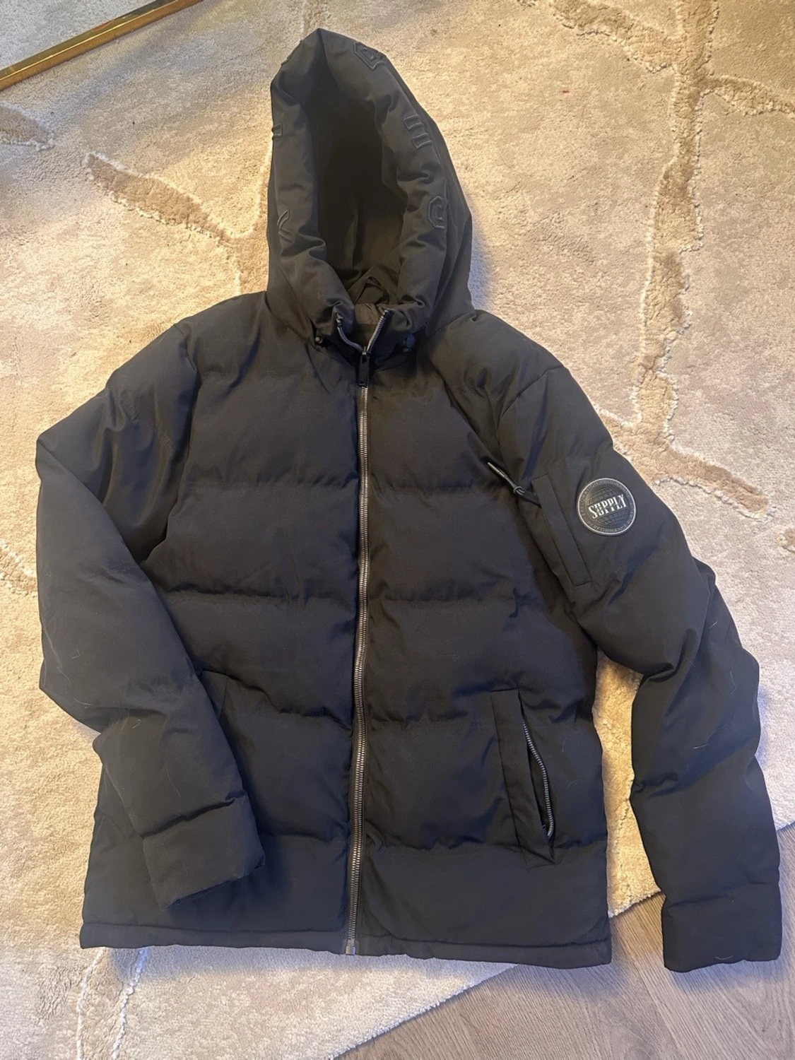 Svart pufferjacka Supply & Demand M