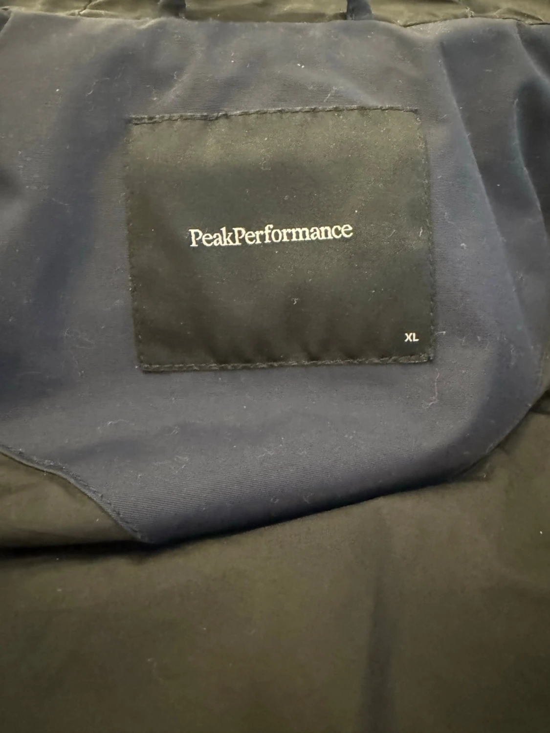 Mörkblå pufferjacka från Peak Performance - 4
