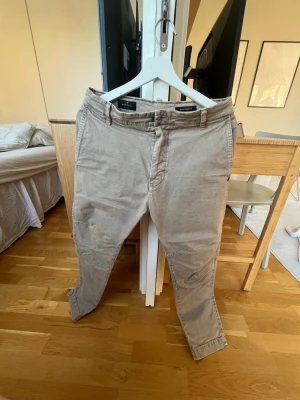Beige chinos från Mason’s, storlek 46 - Säljer ett par snygga beige chinos från Mason's Craft Labor i storlek 46. Jäkligt coolt & fräscht material & inget fel på dessa byxor.