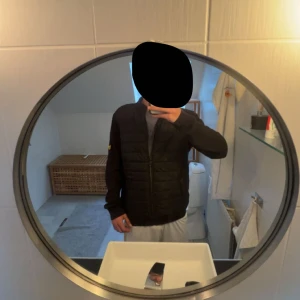 Cardigan jacka Barbour  - Säljer Barbour cardigan storlek M.köpte på care of Carl för 2200kr  Pris kan diskuteras vid snabb affär är även villig för byten