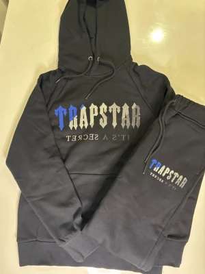 Trapstar set - Helt ny Trapstar set. Storlek M men passar S. Finns fler spännande artiklar på profilen!!