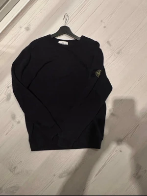 Svart sweatshirt från Stone Island - Svart sweatshirt från stone Island. Du som gillar att vara hulligan på matcher eller generellt gillar sweatshirt så passar denna klockrent. Den sitter riktigt bra om du gillar att den sitter åt lite. Ger dig ett gott helhetsintryck. Finns det någon fundering så tveka inte på att höra av dig. Priset är inte hugget i sten!