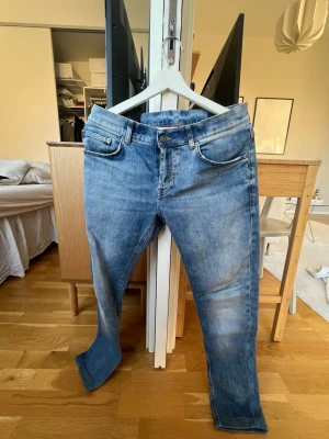 Slim fit Dondup MIUS, stl 31 - Slim fit Dondup (modell MIUS). Inte använda mycket så inget att klaga på. OBS: Byxorna är uppsydda & mellan skrev ner till slutet är det 68cm