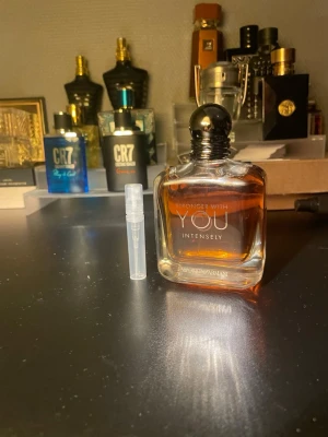 Stronger With You Intensely 3 ml - Emporio Armani Stronger With You Intensely är en stilren parfym som passar dig som vill sticka ut. Perfekt för dig som gillar exklusiva dofter och vill ha något som känns modernt och trendigt.