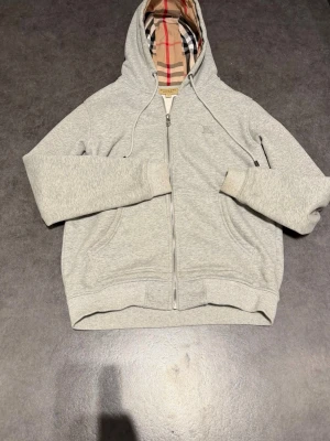 Hoodie ifrån Burberry - Tjaa! Säljer en fet hoodie ifrån burberry. Riktigt snygg vinter som sommar.