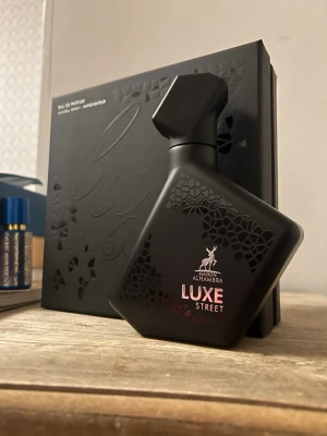 Maison Alhambra Luxe Street eau de parfum 100ml - Luxe Street från Maison Alhambra. Eau de Parfum. 100 ml utan 2 sprayning. 