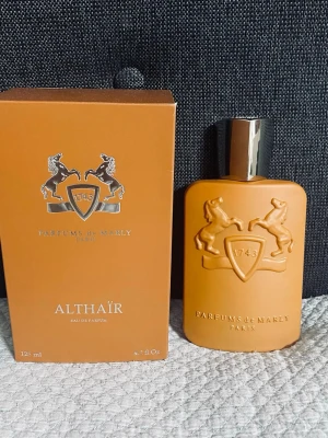 Parfums de Marly althaïr  - Parfym från Parfums de Marly, Althaïr, 125 ml. Skulle nog säga att det är ungefär 114ml kvar. Inget fel med flaskan eller paketet och allt som ni ser på bilden skickas hem! Skriv gärna till mig vid funderingar :)