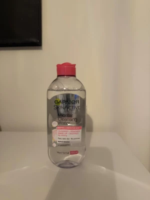 Garnier Micellar vatten  - 400 ml. Använd. Vet ej hur länge jag haft den. 